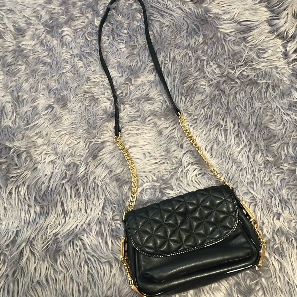 Bebe purse with gold tone chain 🔥🔥🤩🤩🤩 - Picture 2 of 9